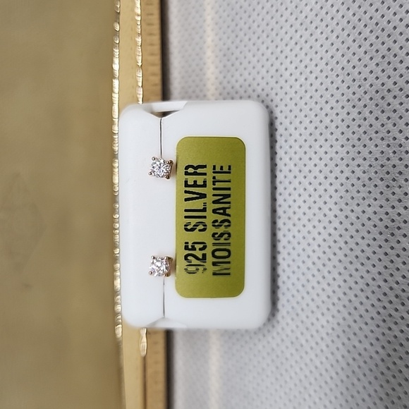 STUNNING MOISSANITE STUD EARRINGS - Picture 1 of 5